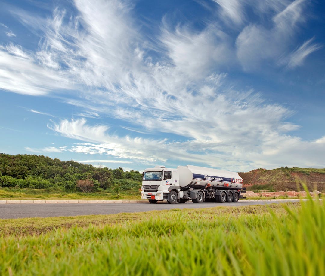 Camion citerne sur la route vers une station service